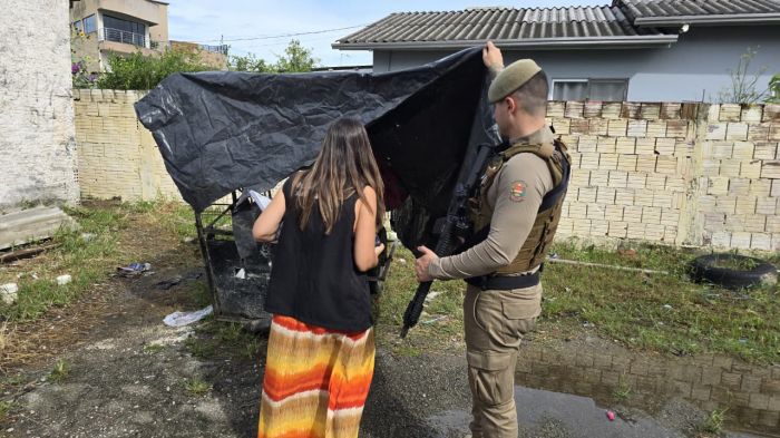 Fiscalização abordou carrinhos de reciclagem que circulavam por Porto Belo (Foto: Divulgação)