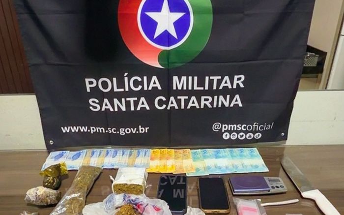 Mais de um quilo de cocaína, balanças de precisão e centenas de embalagens foram apreendidos pela Polícia Militar durante a ação em Porto Belo (Foto: BPMSC )