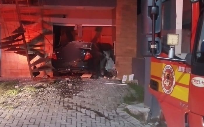 Carro atingiu a garagem da casa e quebrou válvula de gás (Foto: Divulgação/BBMBC)