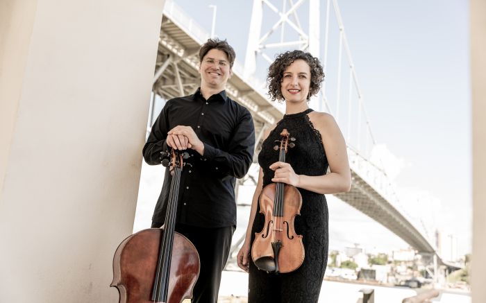 Violino e violoncelo conduzem o público por uma viagem sonora e literária pela década de 1920 (Foto: Divulgação)