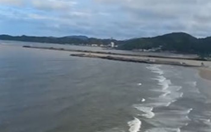 Corpo foi encontrado na manhã desta segunda-feira em Meia Praia (Foto: Divulgação/CBMSC)