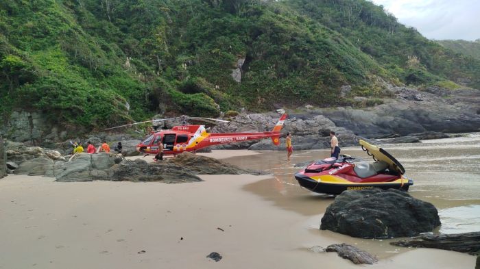 Bombeiros e helicóptero Arcanjo 03 atuaram no resgate na praia da Solidão (Foto: Divulgação/CBMSC)