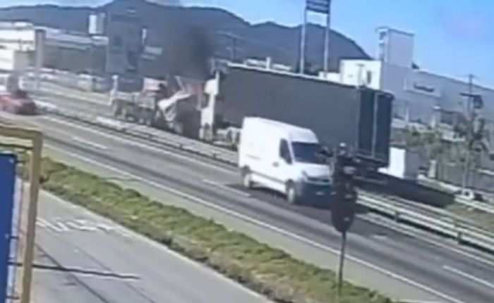 Kombi explodiu após o impacto e condutor foi socorrido em estado grave (Foto: Reprodução/Redes sociais)