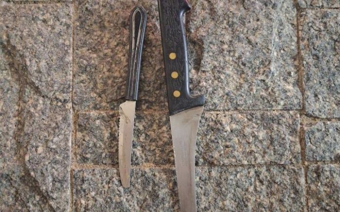 Facas apreendidas pela Polícia Militar após suspeito ser contido por moradores em Itajaí (Foto: Divulgação/BPMI)