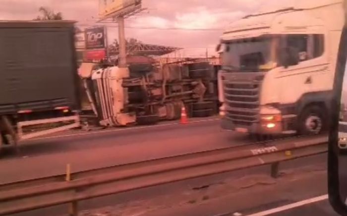 Carreta tombou às margens da BR 101, em Itajaí, após colisão lateral no km 115 (Foto: Leitor)