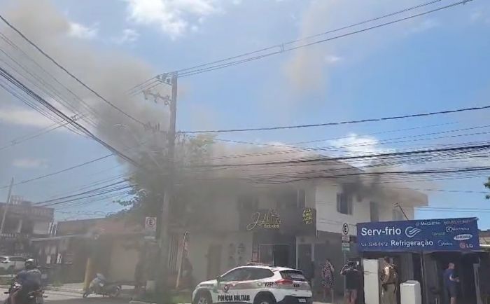 Fumaça preta foi vista saindo pelas janelas do prédio na rua Estefano José Vanoli (Foto: Reprodução)