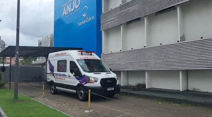 Saída do Hospital Pequeno Anjo aconteceu perto do meio-dia (Foto: Chris Pinheiro/SCC SBT)