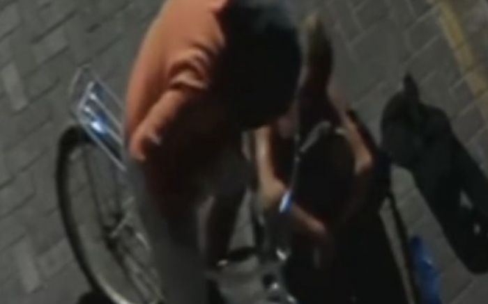 No local do crime, vestígios de sangue, pertences pessoais da vítima e um guarda-sol ensanguentado 📲 Fotos Divulgação / Redes Sociais