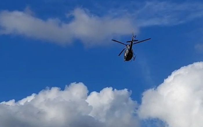 Helicóptero da PM sobrevoou o loteamento Jardim Esperança durante a ocorrência (Foto: leitor)