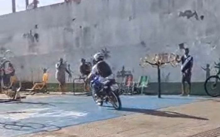 Perseguição mobilizou viaturas e helicóptero da PM (Foto: Divulgação/PMSC)