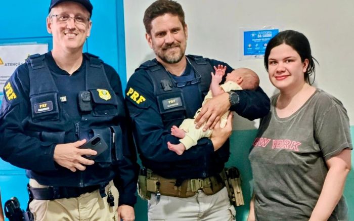 Policiais rodoviários federais fizeram a manobra de Heimlich para salvar a bebê na BR 101 (Foto: PRF/Divulgação)