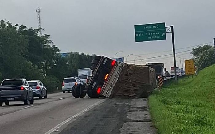 Caminhão com compensados tombou em Piçarras (Foto: Leitor)