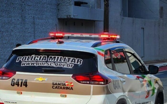 Mais de 28 pedras de crack e R$ 905 foram apreendidos na abordagem (Foto: Divulgação/BPM)