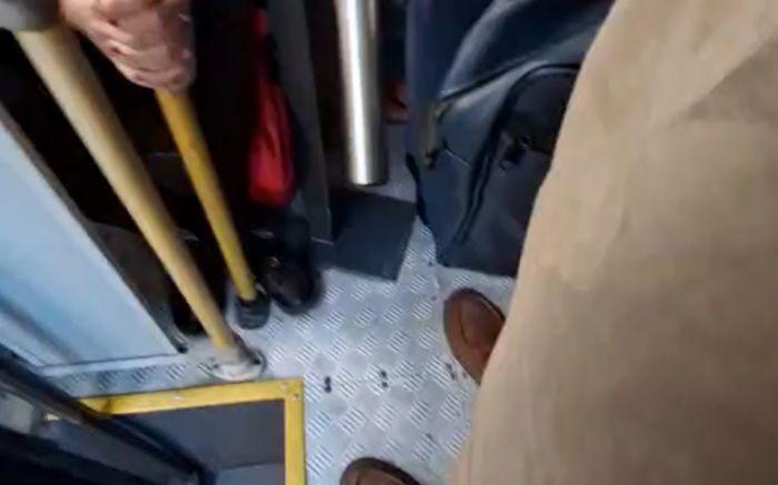 Passageiros reclamam de ônibus em más condições e problemas na estrutura dos veículos (Foto: Leitores)