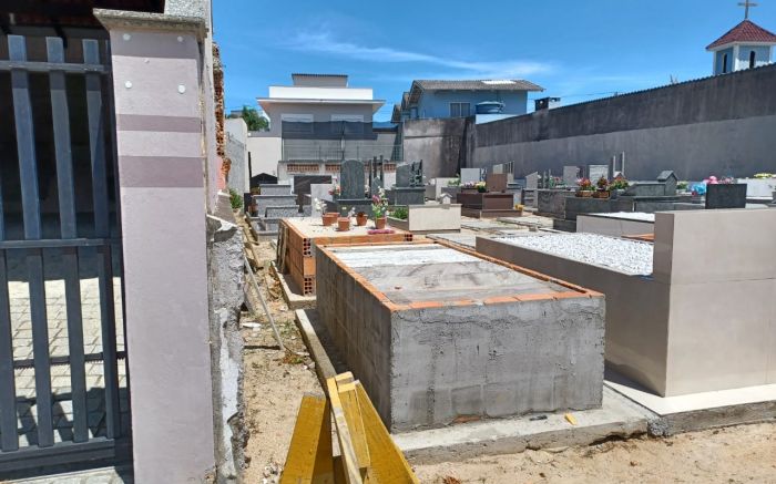 Cemitério em Bombinhas tem avançado sobre casas vizinhas (Foto: Leitor)