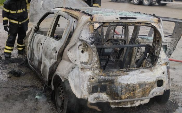 Carro ficou totalmente destruído (Foto: Divulgação/CBMSC)