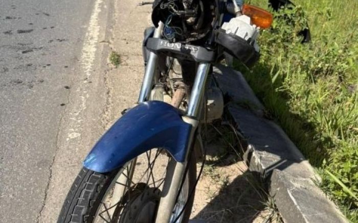 Motociclista foi levado ao hospital com suspeita de fratura na perna e no braço (Foto: Divulgação/PMRv)