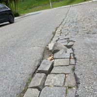Populares reclamam de paralelepípedos soltos em ruas da Fazenda e Cabeçudas