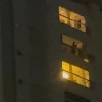 Homem atira pedras do alto de um prédio no bairro Fazenda