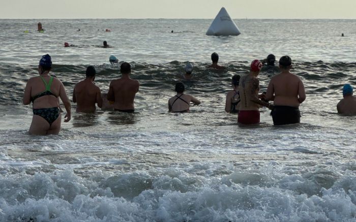 Evento vai além da natação, com alongamento, dança e integração na areia (Foto: Divulgação)