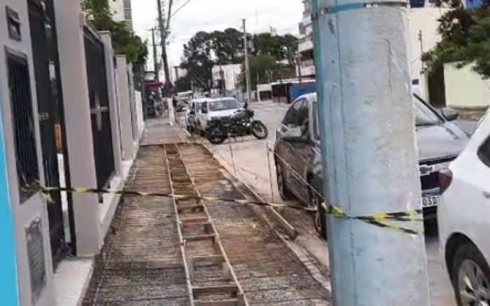 Obra na calçada da avenida José Eugênio Müller obriga pedestres a caminhar pela rua (Foto: Leitora)