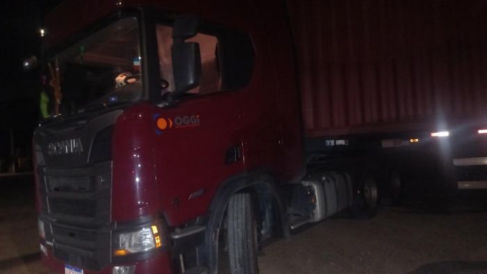 Moto bateu na traseira de caminhão (Foto: Divulgação PMR)