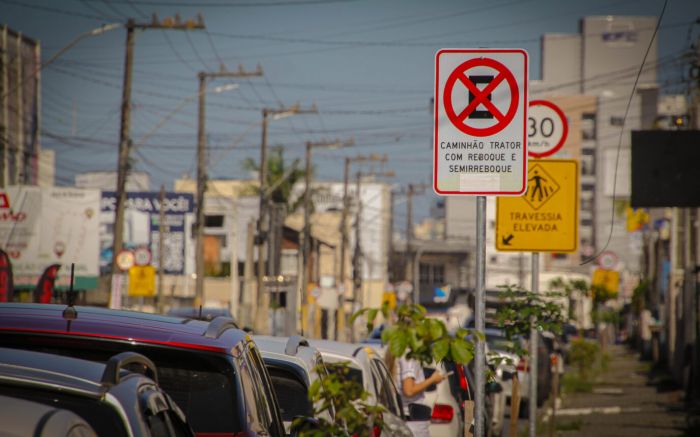 Prefeitura começa a sinalizar rotas obrigatórias para caminhões de contêiner em Navegantes (Foto: Divulgação/PMN)