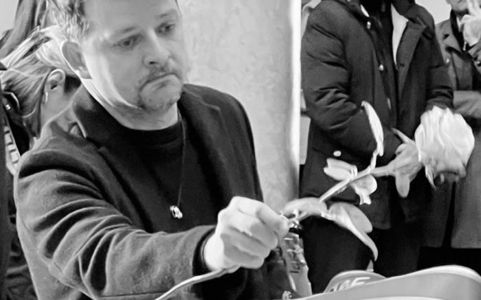 Daniel cantou e tocou violão durante a despedida da esposa (Foto: Acervo pessoal)