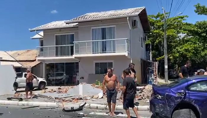 BMW teve a frente destruída e derrubou parte do muro da casa após o motorista perder o controle (Foto: Leitor)