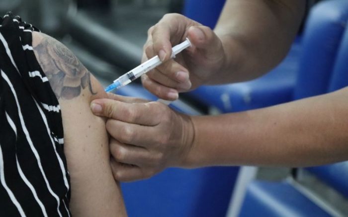 Vacina contra covid está disponível para adultos (Foto: Arquivo)