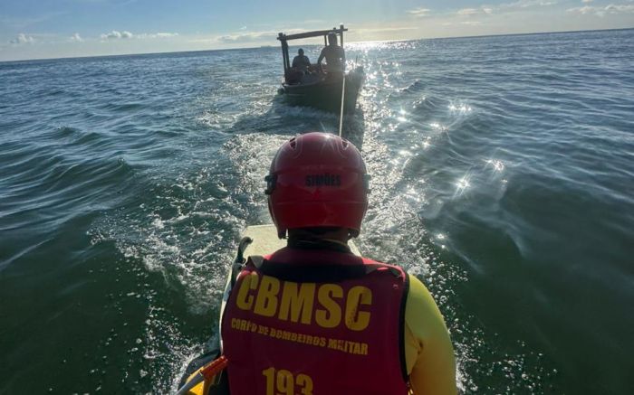 Barco foi rebocado até o Pontal Norte (Foto: Divulgação/CBMSC)