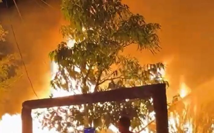 Fogaréu é visto de longe (Foto: Reprodução)