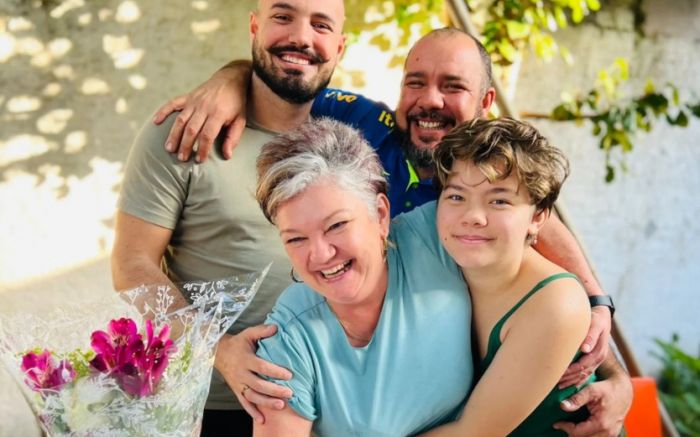 Vera Doring, de Itajaí, com os filhos. Luiz Henrique é o primeiro acima, à esquerda. Ele enviou uma carta psicografada à mãe. / Divulgação