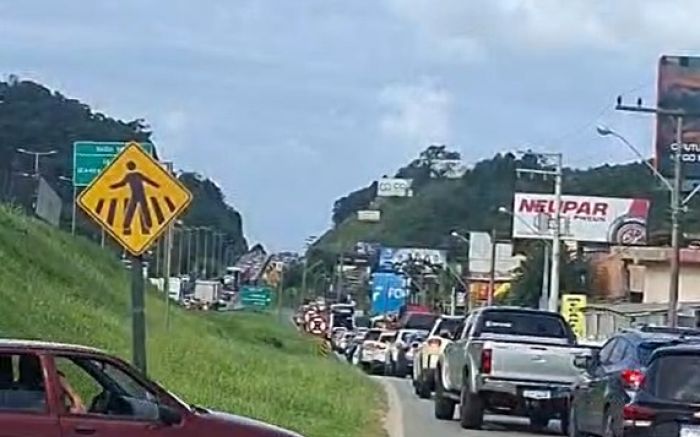 Motoboy registrou trânsito parado por cerca de 25 quilômetros na BR 101 entre Itapema e BC (Foto: Reprodução)
