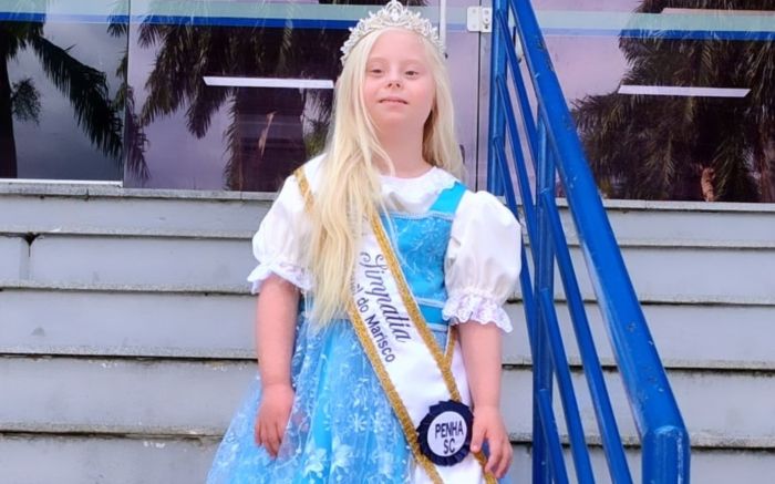 Pietra entrou na capela histórica e fez uma oração silenciosa. / Fotos: Divulgação / Redes Sociais. 