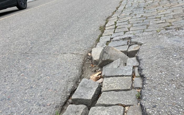Pedras estão soltas em ruas dos bairros Fazenda e Cabeçudas (Foto: Leitora)
