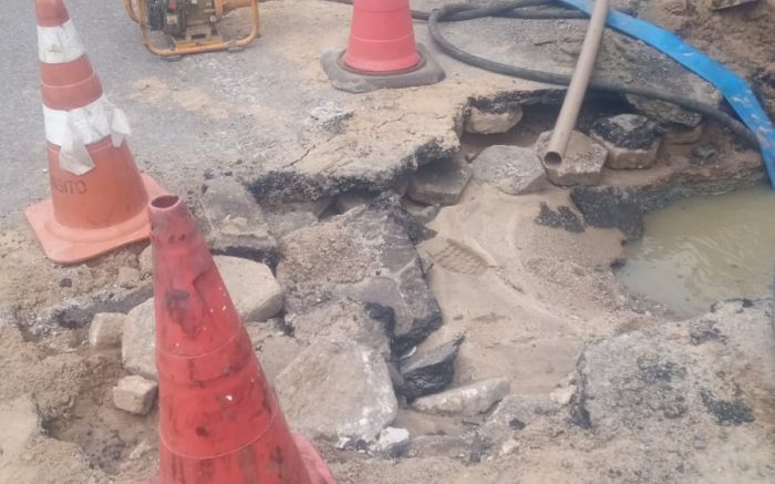 Equipes da Emasa trabalham no conserto da rede rompida na rua Chapecó, no bairro dos Municípios (Foto: Divulgação)