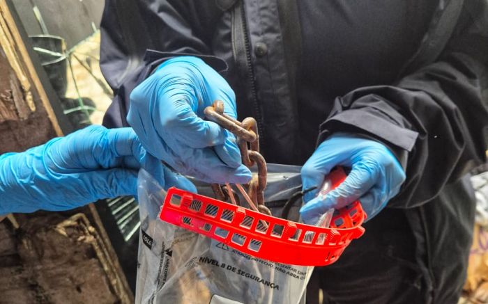 Suspeitos colocaram o corpo em latão de lixo antes de jogá-lo no mangue (Foto: Divulgação/PCSC)