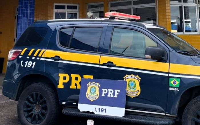 20 kg de maconha divididos em embalagens foram encontrados no banco traseiro do carro (Foto: Divulgação/PRF)