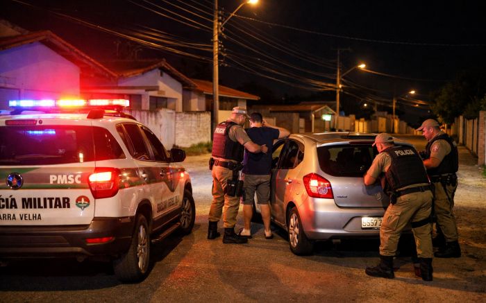 Bandido morreu ao tentar puxar pistola pra atirar contra PMs (Foto: Imagem gerada por IA)