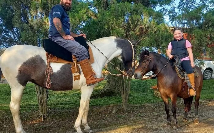 A menina ajuda a cuidar dos animais, anda a cavalo, tira leite de vaca e acompanha o pai nas tarefas do sítio (Fotos e vídeos: Redes sociais/Divulgação)