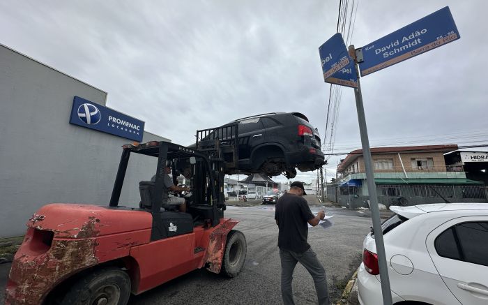 Carros apreendidos estavam espalhados pelas ruas da Nova Brasília desde 2022 (Foto: Camila Diel)