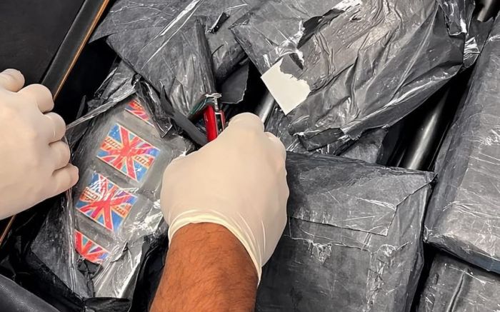 Mulher foi presa após policiais encontrarem 10 kg de haxixe em fundo falso da mala (Foto: Divulgação/Polícia Federal)