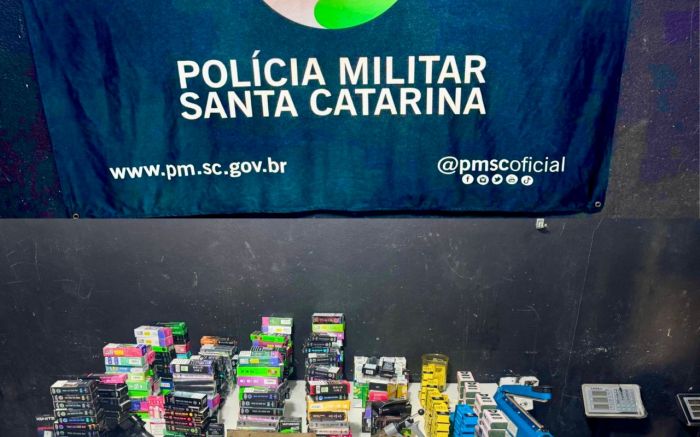 Homem e mulher foram presos por vender vapes e essência de THC em Itajaí (Foto: BPM)