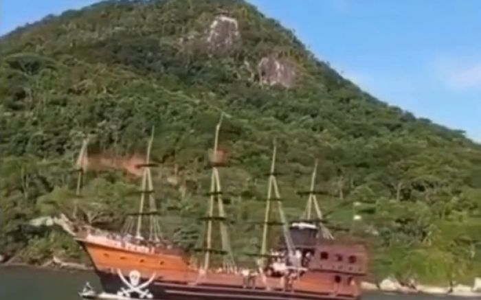 Barco pirata atropelou jet ski na Barra Sul (Foto: Reprodução) 