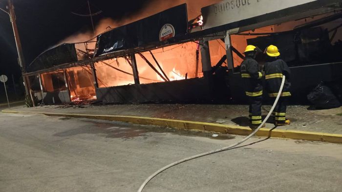 Segundo relatos de testemunhas, o fogo pode ter sido criminoso. Fotos e vídeo: Bombeiros Voluntários / Divulgação.
