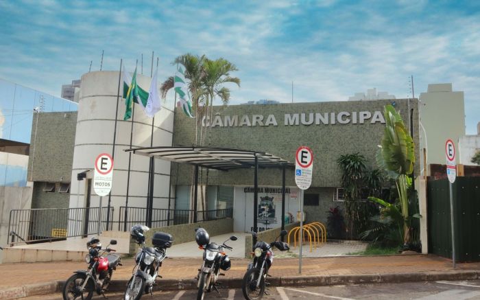 Informações repassadas a Alex Rech mostram que compras ocorreram no horário em que servidoras deveriam estar no Legislativo de Foz do Iguaçu. (Foto: Christian Rizzi). 