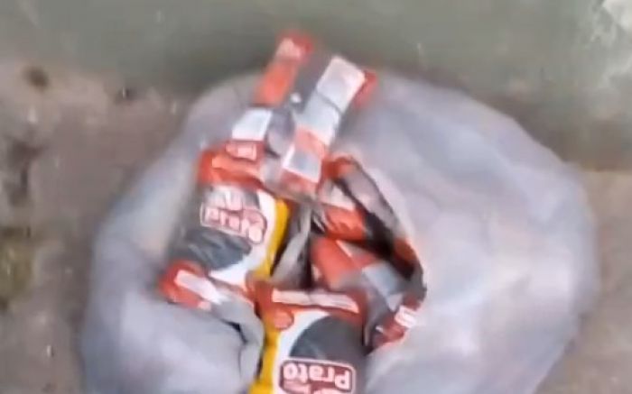 Pacotes de feijão dentro da validade foram encontrados no lixo em frente à escola (Foto: Reprodução)
