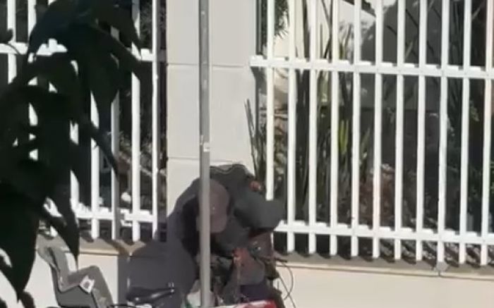 Homem foi flagrado tentando furtar bicicleta no centro de Itajaí (Foto: Divulgação BPM)