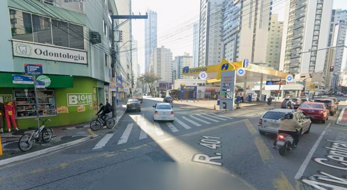 Acidente aconteceu quando a picape saía da avenida Central e acessava a rua 401 (Foto: Reprodução/Google Street View)